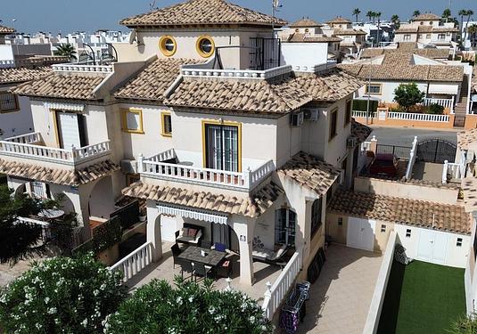 Quad villa in Lomas de Caboroig