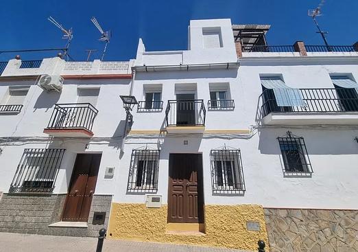 Semi detached penthouse in Cortes De La Frontera