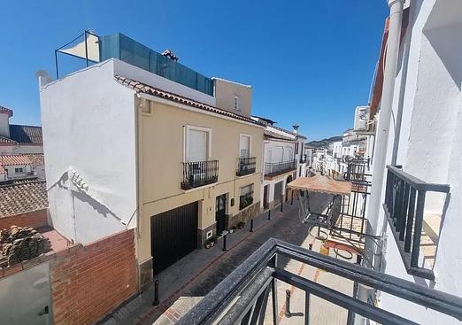 Semi detached penthouse in Cortes De La Frontera