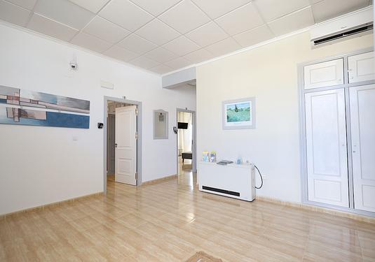 Commercial in San Miguel de Salinas