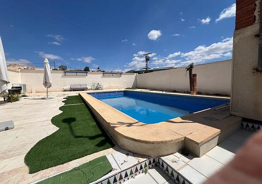 Country house in Algueña