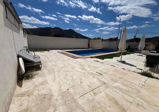 Country house in Algueña