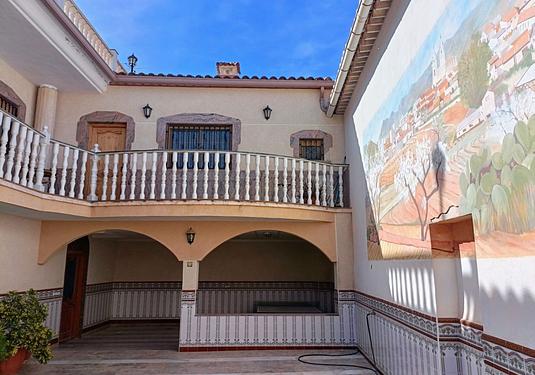 Town house in Algueña