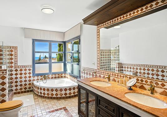 Villa in Estepona