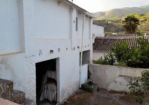 Town house in Alozaina